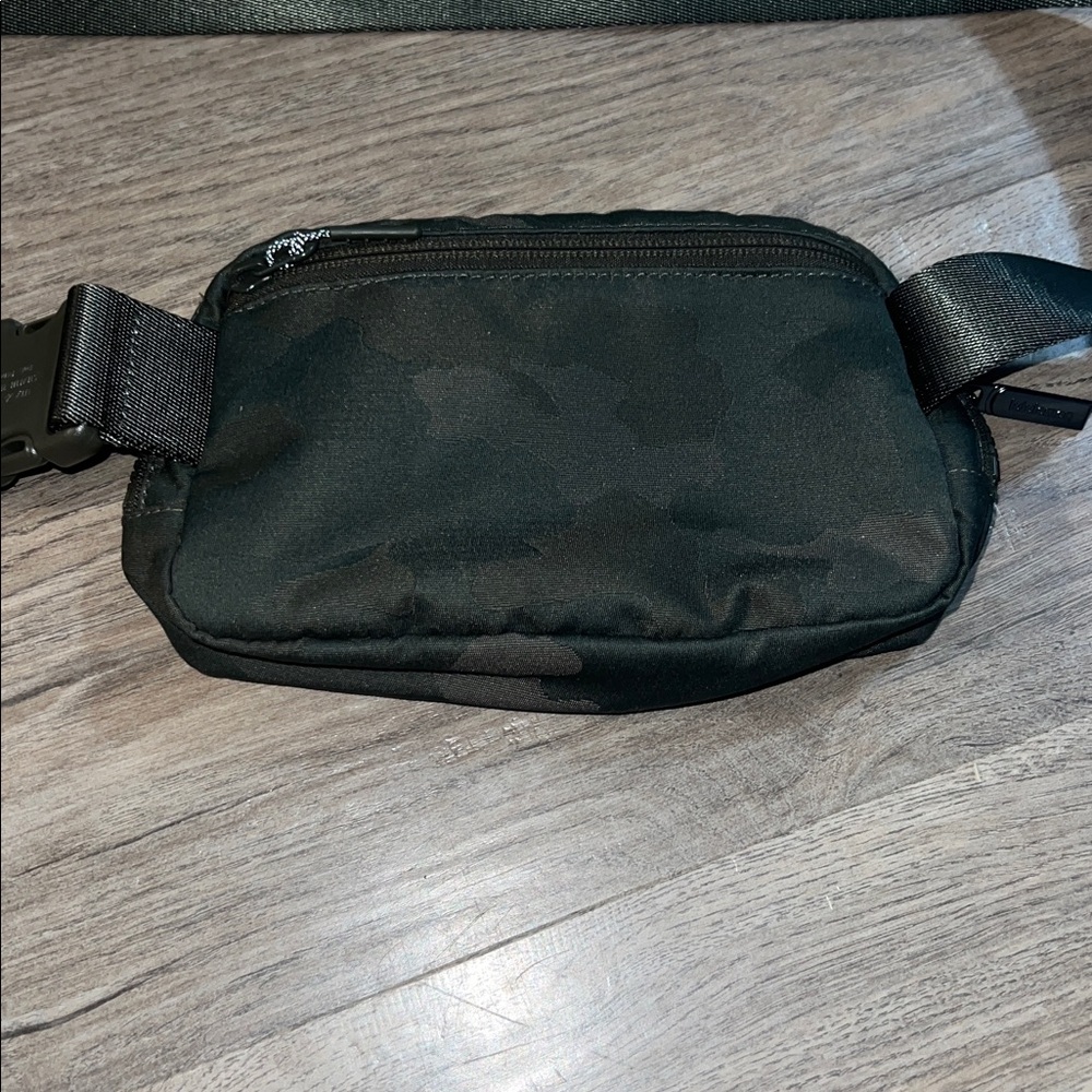 lululemon athletica  Camo Belt Bag - Picture 3 of 4